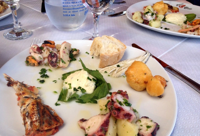 All the specialties! Ceviche, fresh anchovies, lemons, octopus salad, crab fritters, and a frutta della mare! NOM NOM NOM